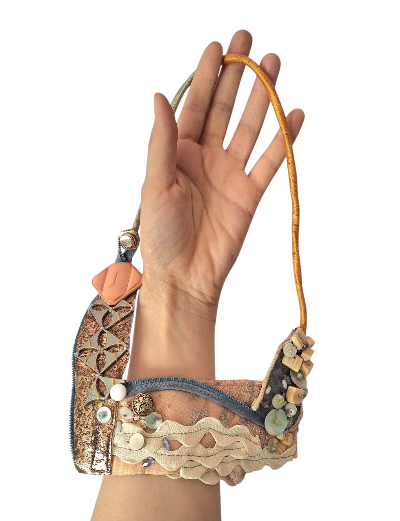 La Búha — pieza textil sobre el cuerpo